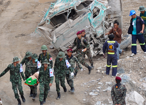 พบแล้ว! ร่างคนงานติดใต้ซากโรงโม่หินเพชรบุรี