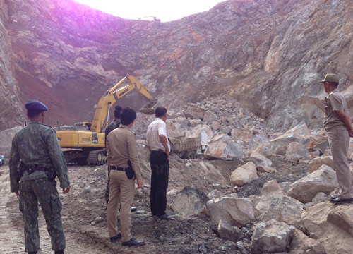 พบแล้ว! ร่างคนงานติดใต้ซากโรงโม่หินเพชรบุรี