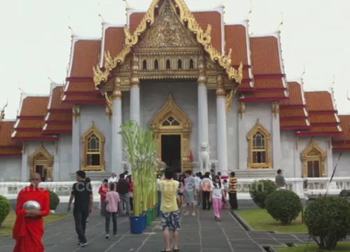 าสาฬหบูชาคึกคัก ประชาชนร่วมกันทำบุญตักบาตร 