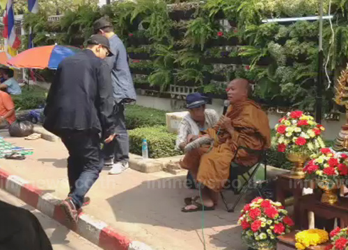 ตึงเครียด  พุทธะอิสระ ปิด สนง.เขตหลักสี่ -โกตี๋ นำมวลชนเคลื่อนพลเข้าใกล้ 