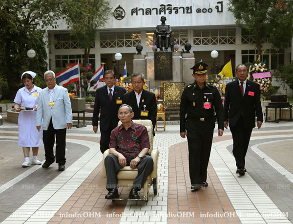 ในหลวง เสด็จทอดพระเนตรริมเจ้าพระยา