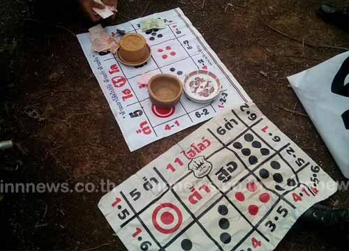 เด้ง 10 เสือ สภ.เมยวดี-เมืองสรวง เซ่นจับไฮโลกลางทุ่งนาร้อยเอ็ด