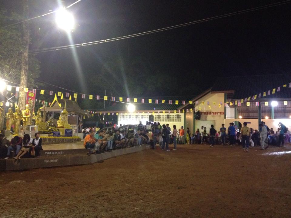 คนนับร้อยติดบนเขาคิชฌกูฏ หลังฝนถล่มจนทางลื่นชันขึ้นลงไม่ได้