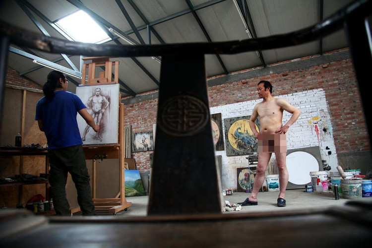 เพื่อลูก! พ่อจีนรับจ้างเป็นแบบเปลือย หาเงินรักษาลูก