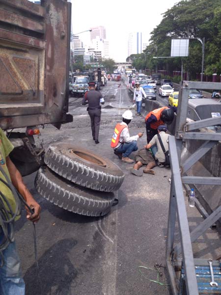 รถพ่วง 18 ล้อหลุด ทับคนงานบนสะพานไทย - เบลเยี่ยม