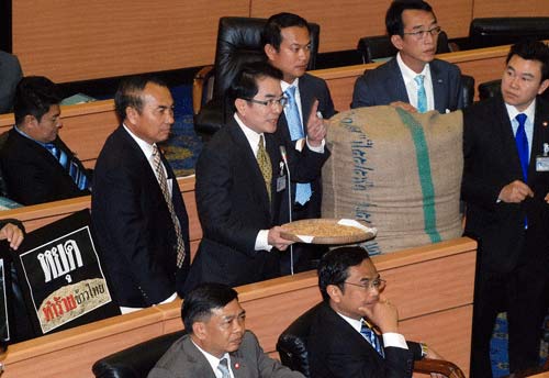 วรงค์ โชว์กระสอบข้าวเน่ากลางสภา แฉรัฐโกงจำนำข้าวไร้รอยต่อ