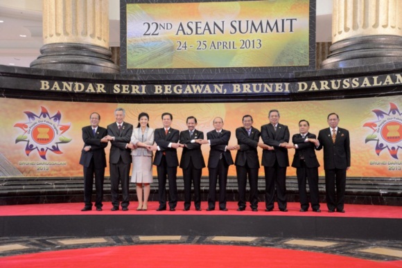 เปิดฉาก อาเซียนซัมมิท ครั้งที่ 22  - ยิ่งลักษณ์ บินร่วมประชุม 