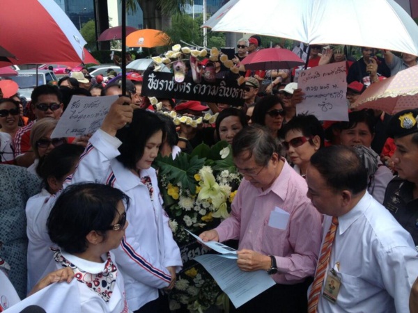 เสื้อแดงชุมนุมหน้า ไทยรัฐ ฉุน ชัย ราชวัตร เขียนด่า ยิ่งลักษณ์