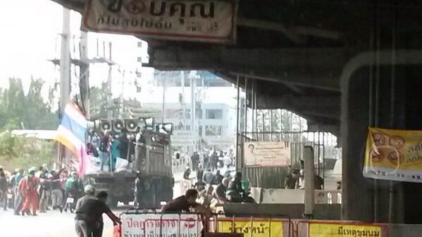 หลักสี่เดือด มือดีสาดกระสุนใส่ ตร.-ผู้ชุมนุม-สื่อมวลชน หน้าไอทีสแควร์ เจ็บหลายราย