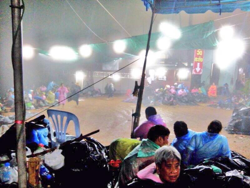 คนนับร้อยติดบนเขาคิชฌกูฏ หลังฝนถล่มจนทางลื่นชันขึ้นลงไม่ได้