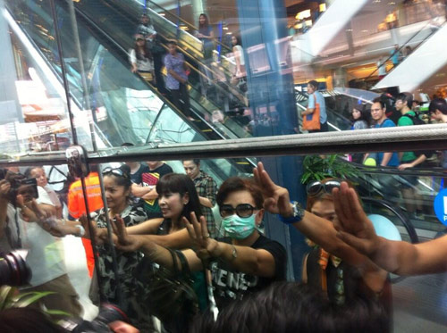 ว่อนเน็ต กลุ่มต้านรัฐประหาร แห่ชูสามนิ้ว-ปิดปาก