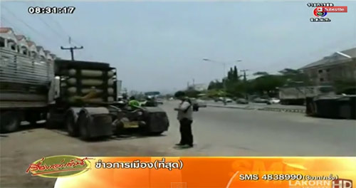 รถ 10 ล้อ ยัวะจัด ไม่พอใจถูกกระบะตัดหน้า ไล่บี้ชนแหลก 5 คันรวด