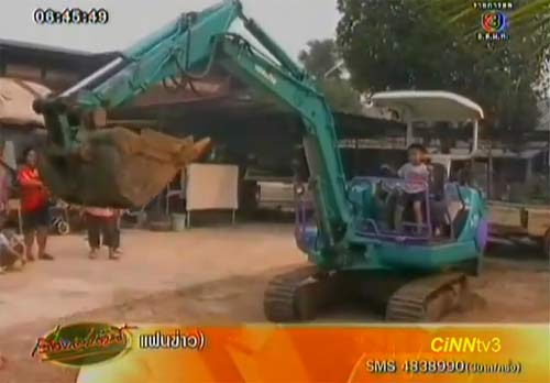 ทึ่ง! เด็กชาย 4 ขวบ ขับรถแบ็คโฮช่วยพ่อขุดสระ