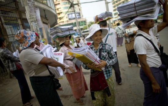 พม่าอนุญาตให้หนังสือพิมพ์รายวัน วางแผงครั้งแรกในรอบ 50 ปี
