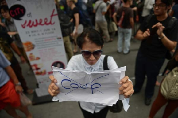  ว่อนเน็ต กลุ่มต้านรัฐประหาร แห่ชูสามนิ้ว-ปิดปาก แสดงออกเชิงสัญลักษณ์ 