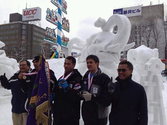 เจ๋ง! นักแกะสลักไทยคว้าแชมป์แกะสลักหิมะที่ญี่ปุ่น