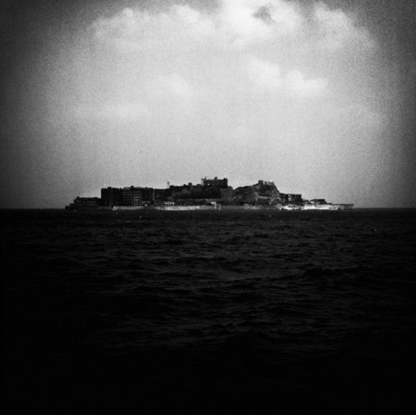 33 ภาพเกาะฮาชิมะ ฉบับขาว-ดำ กับบรรยากาศสวยงามปนหลอน 