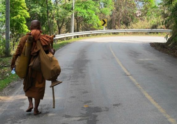 แชร์กระหน่ำ ภาพพระธุงด์กลางป่าเขา ยกเทียบกับพระธุดงค์กลางเมือง