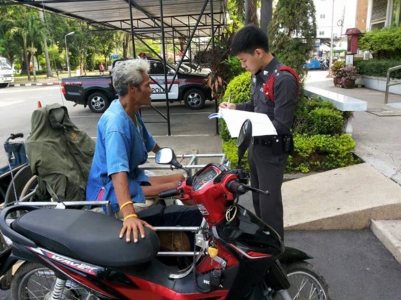 ภาพตำรวจเขียนใบสั่งชายพิการขี่ซาเล้ง แต่ความจริงคือ
