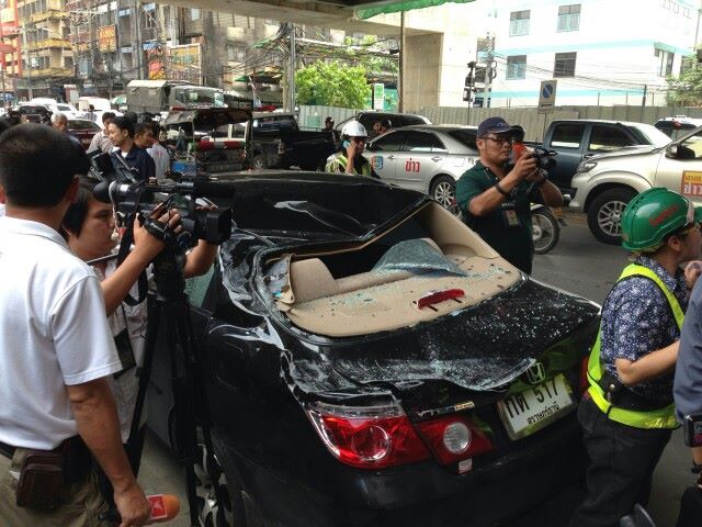 ระทึก! คานรถไฟฟ้าก่อสร้างร่วงทับรถ ถ.ประชาราษฎร์สาย 2 มีคนเจ็บ