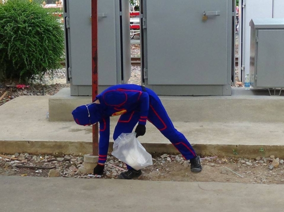 เด็กหนุ่มวัย 16 ปี สวมชุดซูเปอร์ฮีโร่ ทำดี เก็บขยะ กวาดถนน