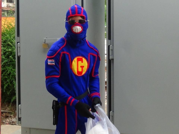 เด็กหนุ่มวัย 16 ปี สวมชุดซูเปอร์ฮีโร่ ทำดี เก็บขยะ กวาดถนน