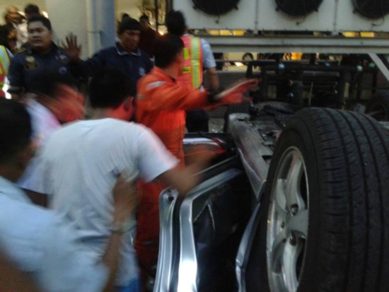 รถเก๋งตกลานจอดรถเดอะมอลล์บางกะปิ คนขับเสียชีวิต 1 ราย