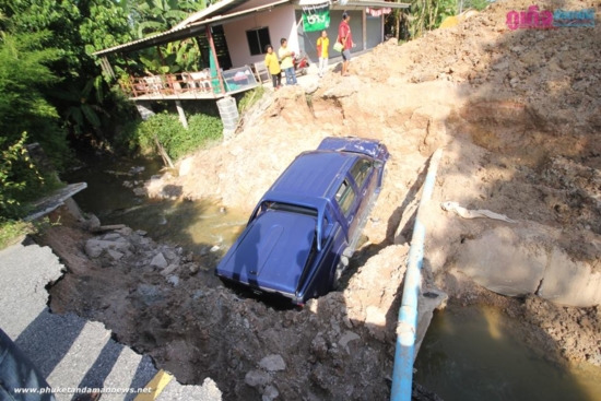2 แม่ลูกขับรถตกถนนที่กำลังซ่อมที่ภูเก็ต-ลูกสาววัย 8 ปี โคม่า