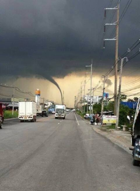 พายุงวงช้างถล่มนิคมอมตะนคร ชลบุรี 
