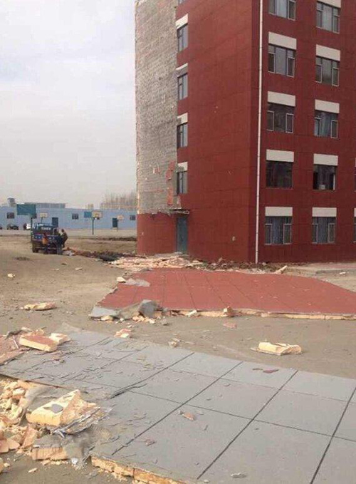 ลมแรงพัดแผ่นแปะกำแพงหอพักจีนหลุดออกมาทั้งแผง