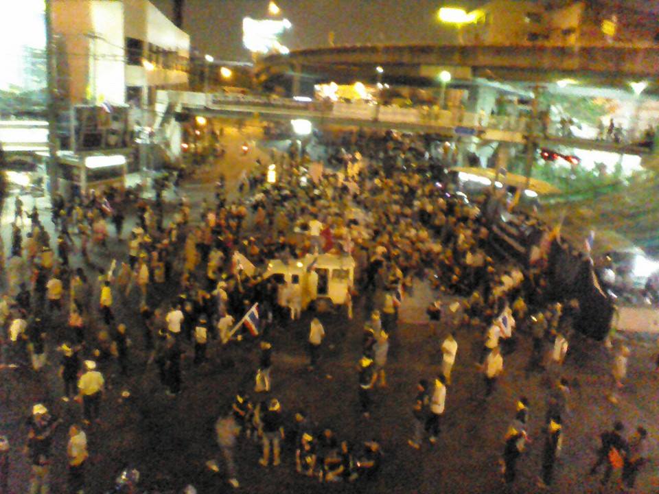 กลุ่มเด็กอาชีวะ ปิดการจราจรแยกอุรุพงษ์ แนะเลี่ยงเส้นทางโดยรอบ