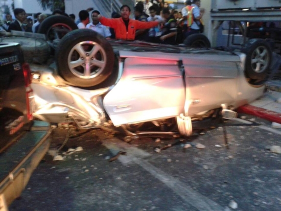 รถเก๋งตกลานจอดรถเดอะมอลล์บางกะปิ คนขับเสียชีวิต 1 ราย