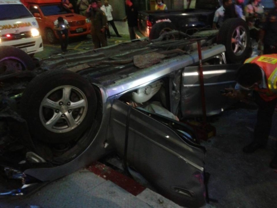 รถเก๋งตกลานจอดรถเดอะมอลล์บางกะปิ คนขับเสียชีวิต 1 ราย