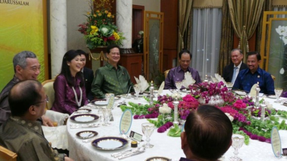 เปิดฉาก อาเซียนซัมมิท ครั้งที่ 22  - ยิ่งลักษณ์ บินร่วมประชุม 