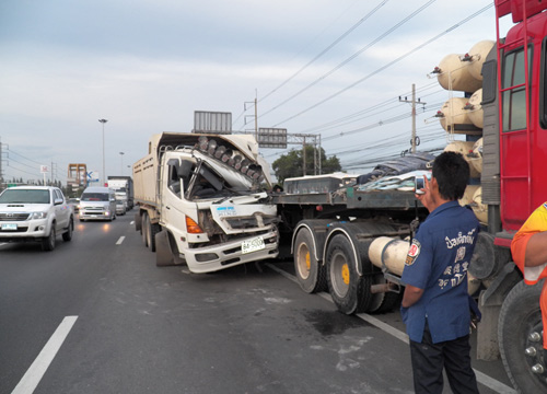 รถคอนเทนเนอร์ชนท้ายรถบรรทุกฮอนด้า ป้ายแดง เทกระจาดเกลื่อน ถ.เอเชีย