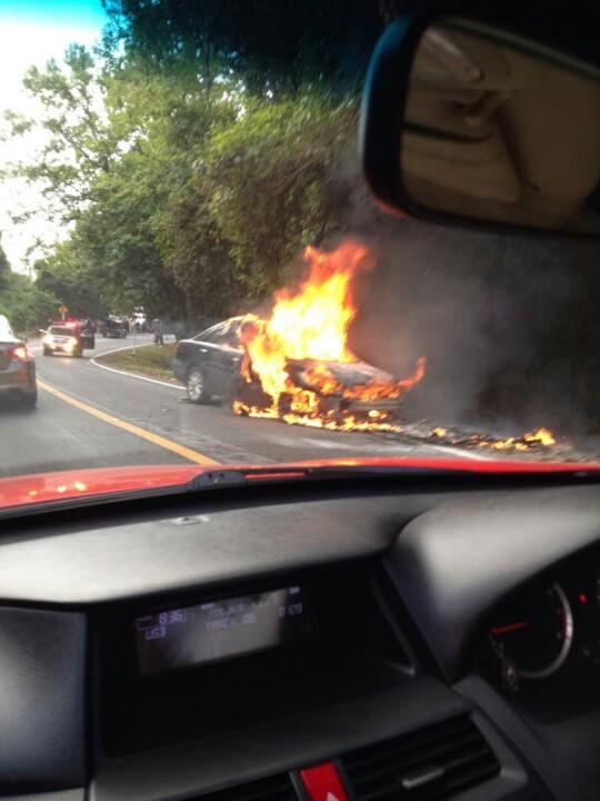 ระทึก ! เก๋งแคมรี่ติดแก๊สไฟลุกท่วม บนดอยอินทนนท์ 