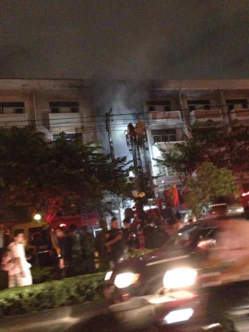 ไฟไหม้อาคารพาณิชย์ ปาก ซ.ลาดพร้าว 72 คุมเพลิงได้แล้ว