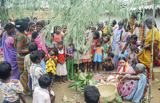 สาวอินเดียแต่งงานกับสุนัข เชื่อช่วยสะเดาะเคราะห์