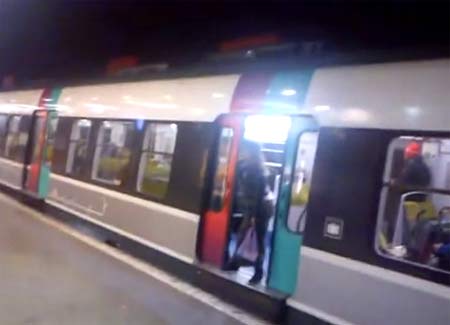 หญิงฝรั่งเศสถูกถีบออกนอกรถไฟ หลังยืนขวางประตูรอเพื่อน