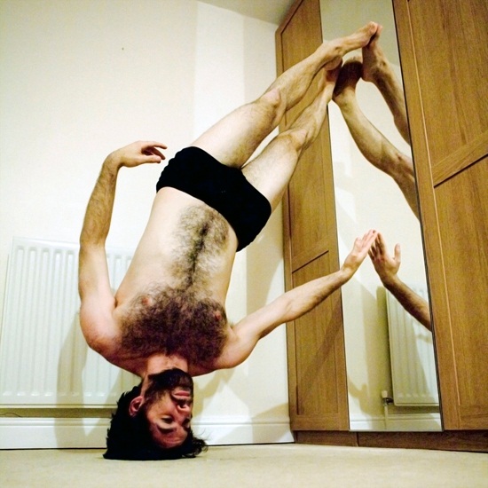 รูปถ่ายแนวใหม่ตีลังกาหัวทิ่ม คอไม่แข็งจริงอย่าลอง!