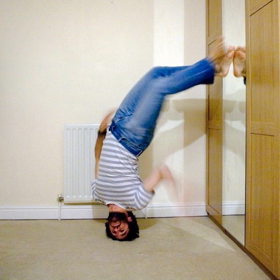 รูปถ่ายแนวใหม่ตีลังกาหัวทิ่ม คอไม่แข็งจริงอย่าลอง!