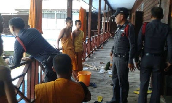 พบกองขยะ หนังโป๊ และยาเสพติด เกลื่อนกุฏิพระ