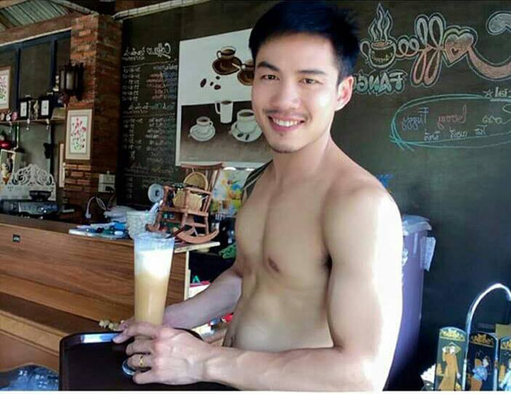 ร้านกาแฟสุดซี้ด ถอดเสื้อโชว์กล้ามเสิร์ฟกาแฟ