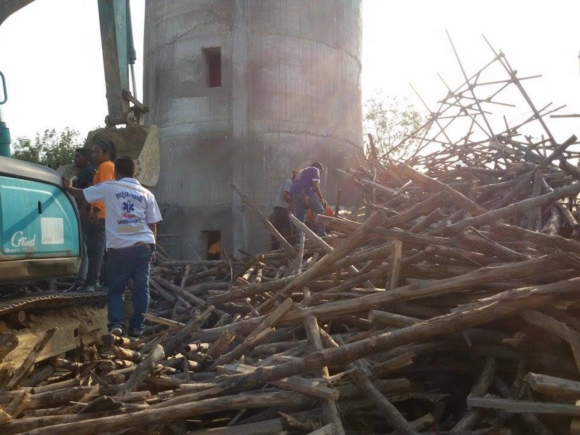 นั่งร้านก่อสร้างหอส่งน้ำประปาเมืองคอน สูง 42 ม. ถล่ม เจ็บ 10 ราย