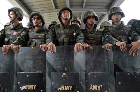  ว่อนเน็ต กลุ่มต้านรัฐประหาร แห่ชูสามนิ้ว-ปิดปาก แสดงออกเชิงสัญลักษณ์ 