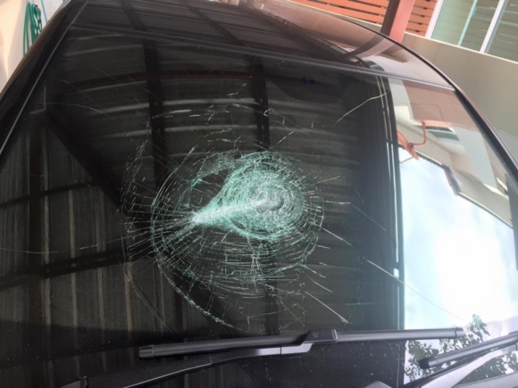 เตือนภัยแท็กซี่ป้ายเขียนมือ ขับปาดหน้า-ทุบกระจกรถ ไม่พอใจถูกตบไฟใส่ 