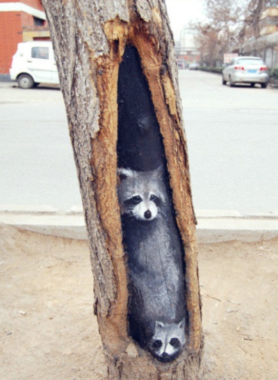 สาวจีนวาดภาพลงในโพรงไม้ เติมชีวิต-สร้างสีสันแก่ชาวเมือง