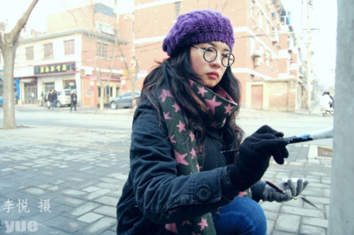 สาวจีนวาดภาพลงในโพรงไม้ เติมชีวิต-สร้างสีสันแก่ชาวเมือง