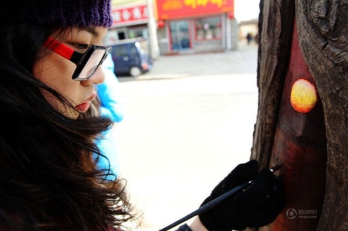 สาวจีนวาดภาพลงในโพรงไม้ เติมชีวิต-สร้างสีสันแก่ชาวเมือง