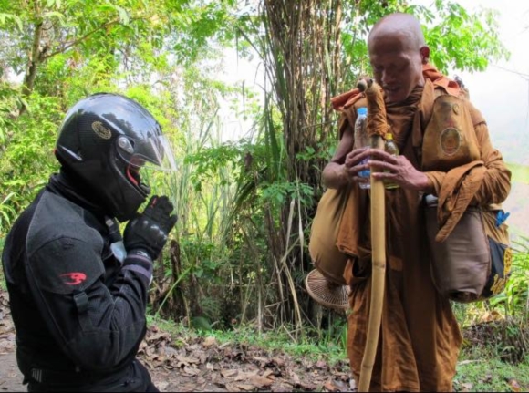 แชร์กระหน่ำ ภาพพระธุงด์กลางป่าเขา ยกเทียบกับพระธุดงค์กลางเมือง